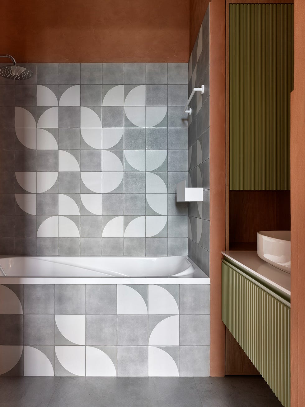bañera con azulejos geométricos blancos y grises