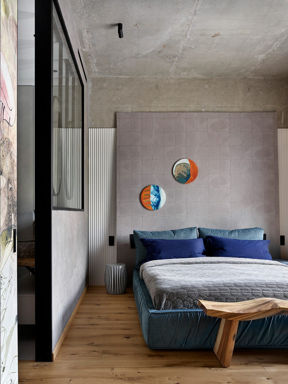 dormitorio con baño en suite