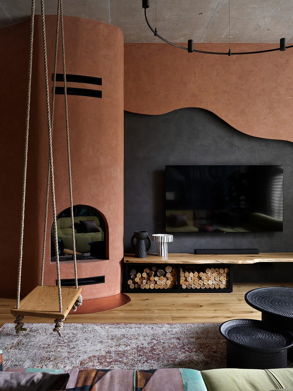 salón con columpio y chimenea