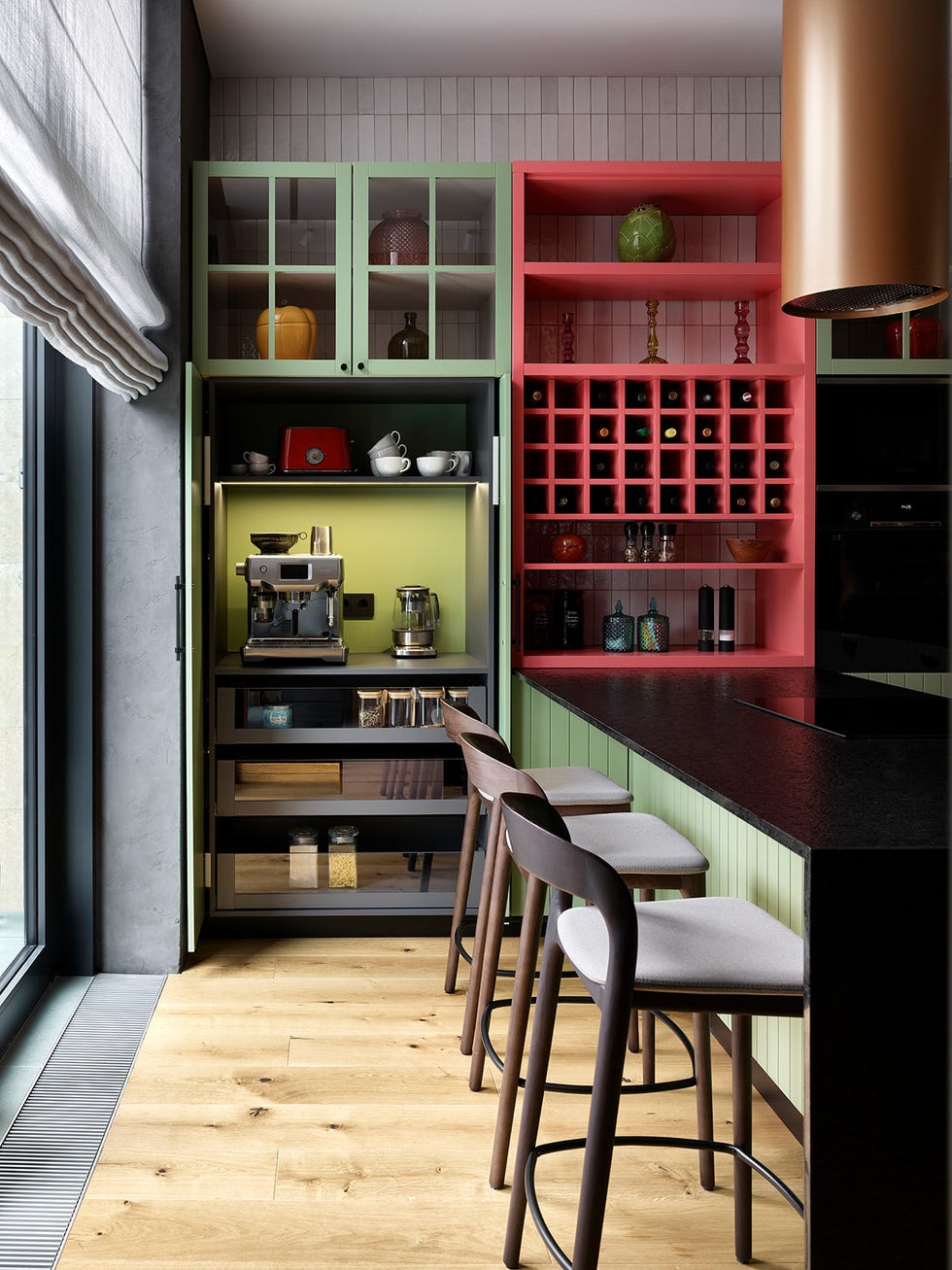 cocina con armarios de colores y diseño retro