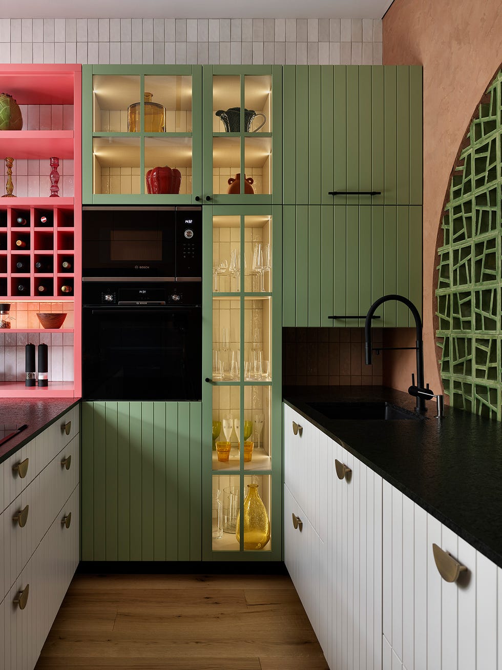 cocina con armarios de colores y diseño retro
