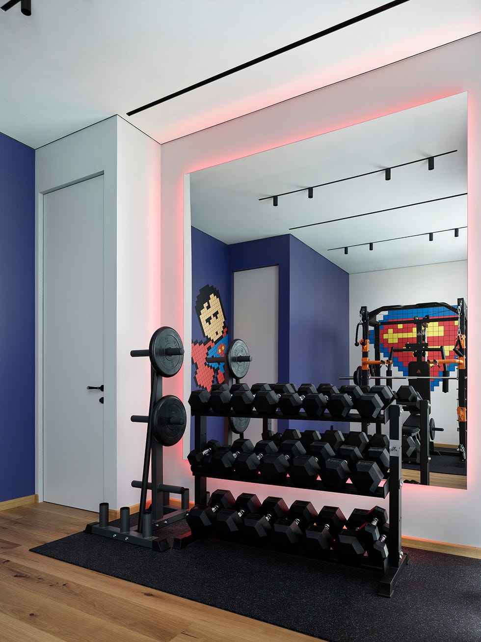 gimnasio con decoración inspirada en superman