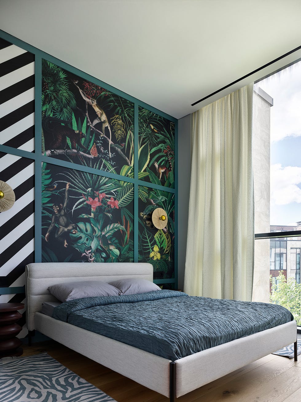 dormitorio con papel pintado con motivos exóticos en el cabecero