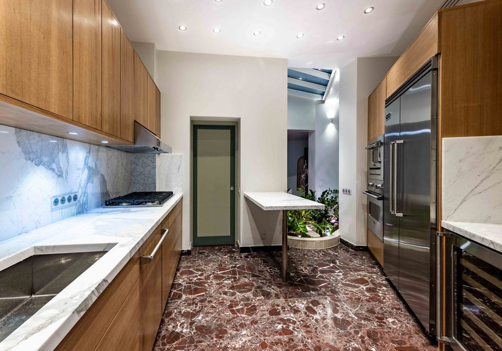 la casa de yves saint laurent en parís tiene salones, dormitorios, cocina y jardín