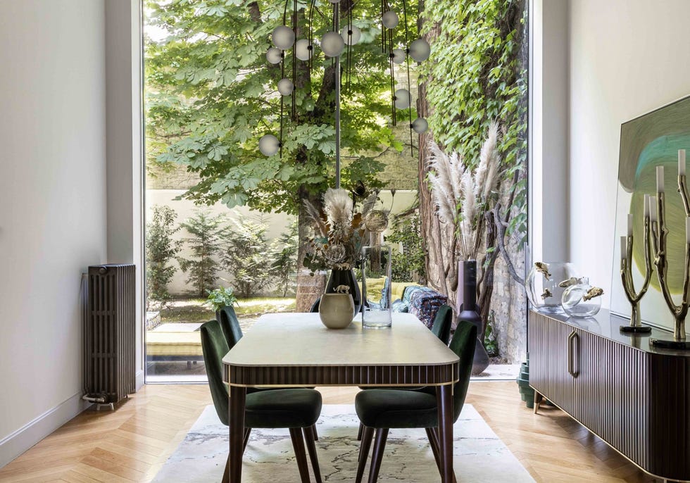 la casa de yves saint laurent en parís tiene un comedor con vistas al jardín