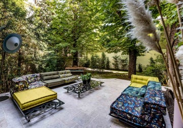 la casa de yves saint laurent en parís tiene un gran jardín