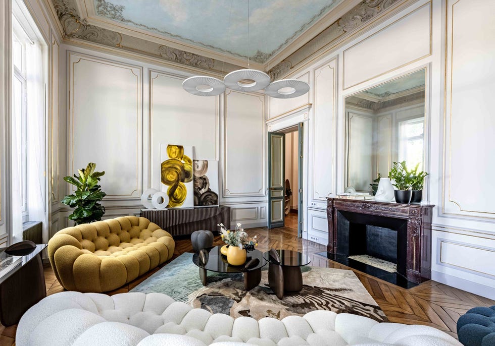 la casa de yves saint laurent en parís tiene sofás con formas orgánicas y una chimenea en el salón