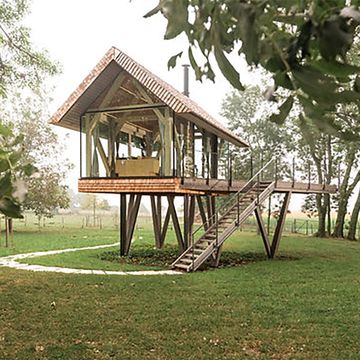 una casa de cristal en una cabaña sostenible de madera