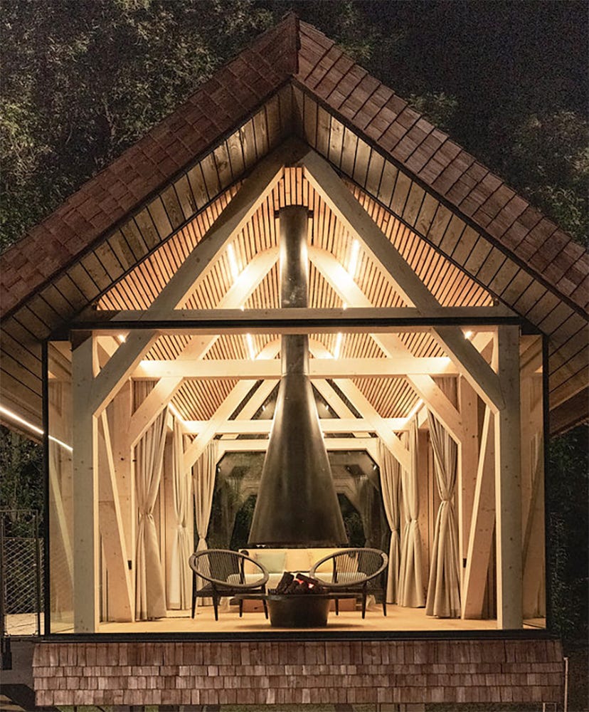 una casa de cristal en una cabaña sostenible de madera