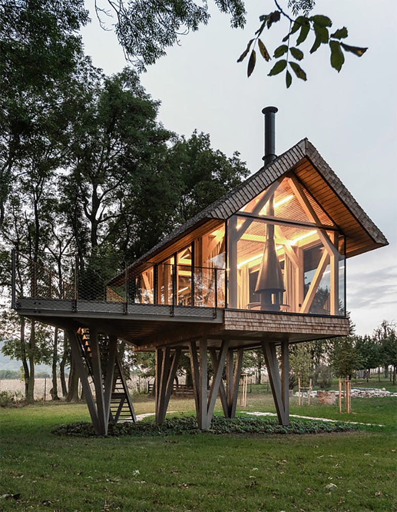 una casa de cristal en una cabaña de palafito