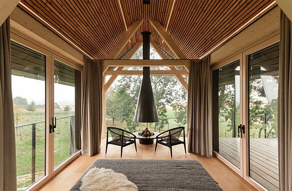 una casa de cristal en una cabaña sostenible de madera