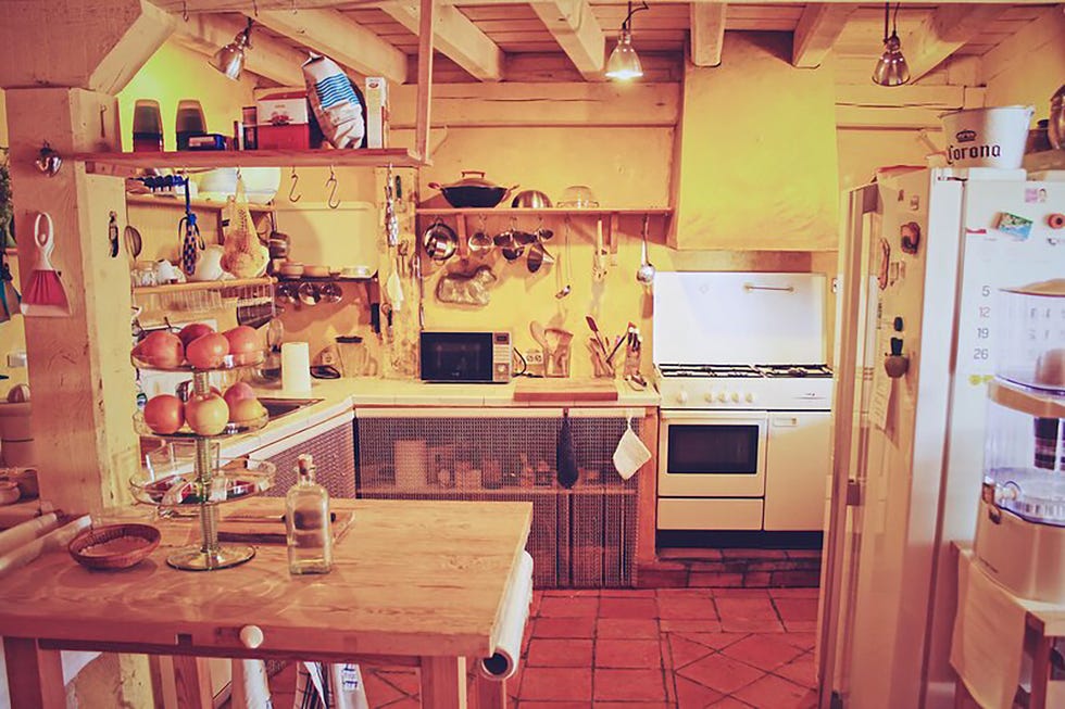 casa azul de lucía bosé en brieva segovia cocina con utensilios con colgadores