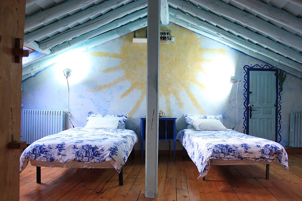 casa azul de lucía bosé en brieva segovia dormitorio doble pintado con sol