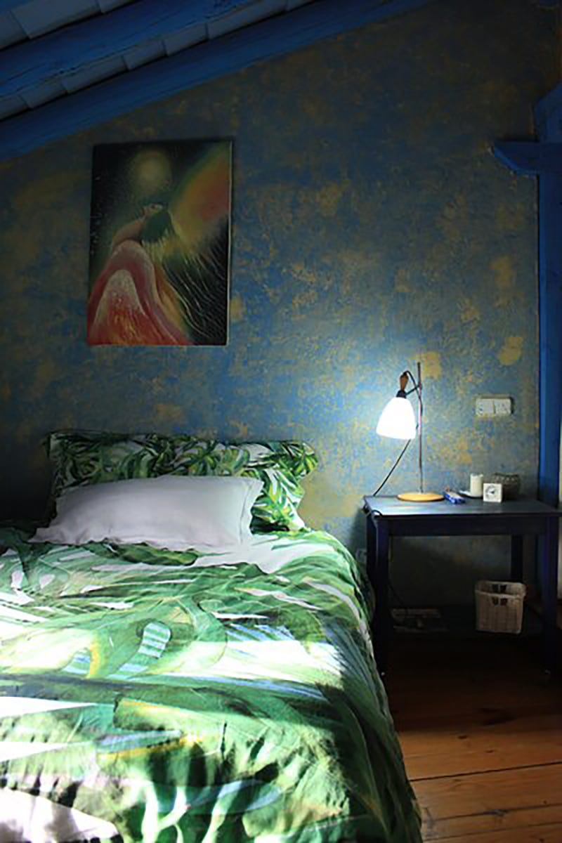 casa azul de lucía bosé en brieva segovia dormitorio abuhardillado