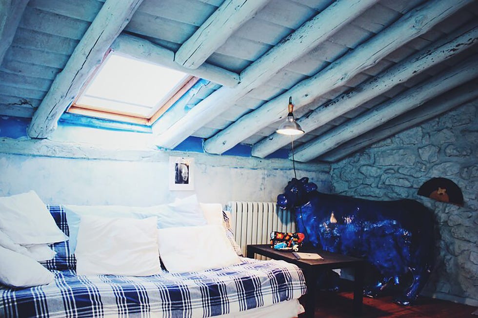 casa azul de lucía bosé en brieva segovia buhardilla con sofa cama