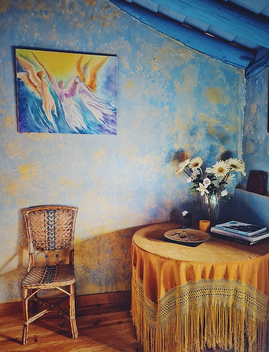 casa azul de lucía bosé en brieva segovia rincon lectura mesa camilla