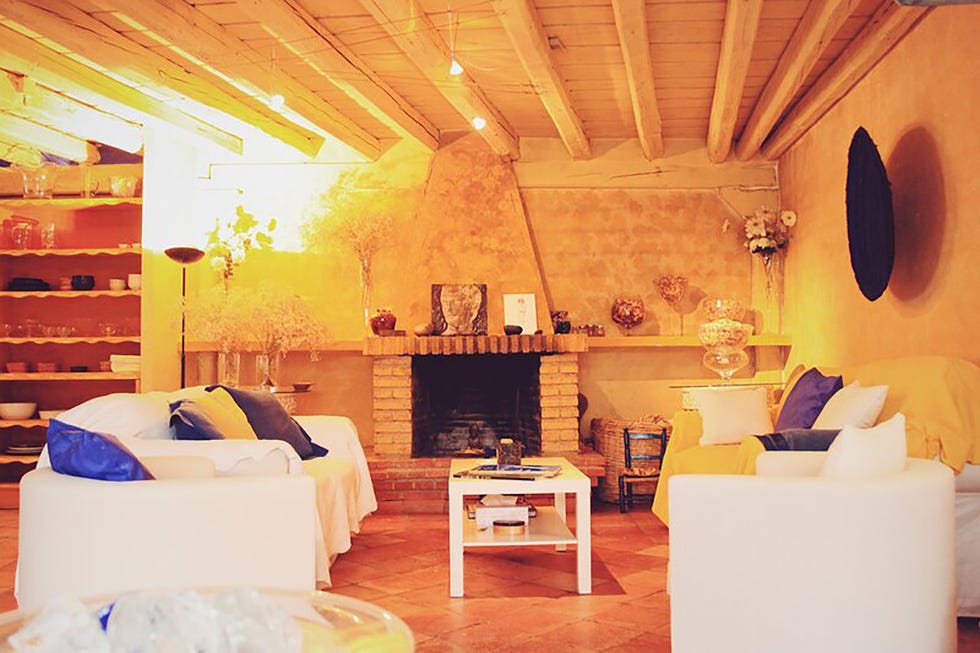 casa azul de lucía bosé en brieva segovia salón con chimenea