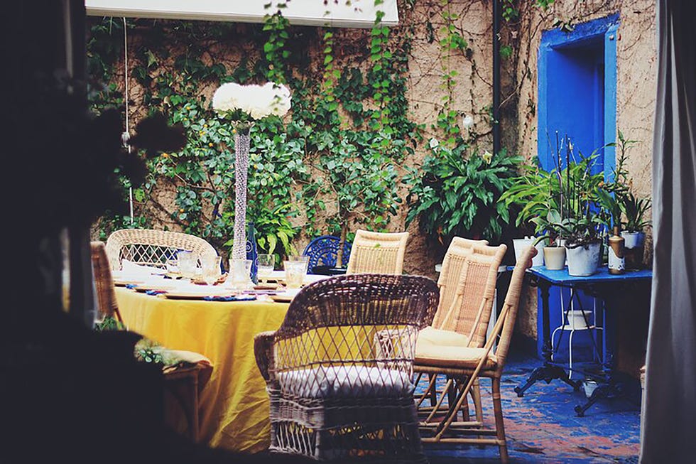 casa azul de lucía bosé en brieva segovia comedor patio cubierto