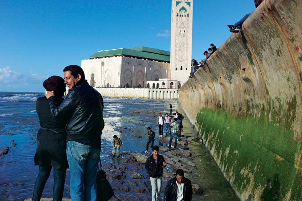 Bij de Hassan IImoskee vernoemd naar de vorige koning en gebouwd op een landtong  trekt het beschutte water van de Atlantische Oceaan dagjesmensen