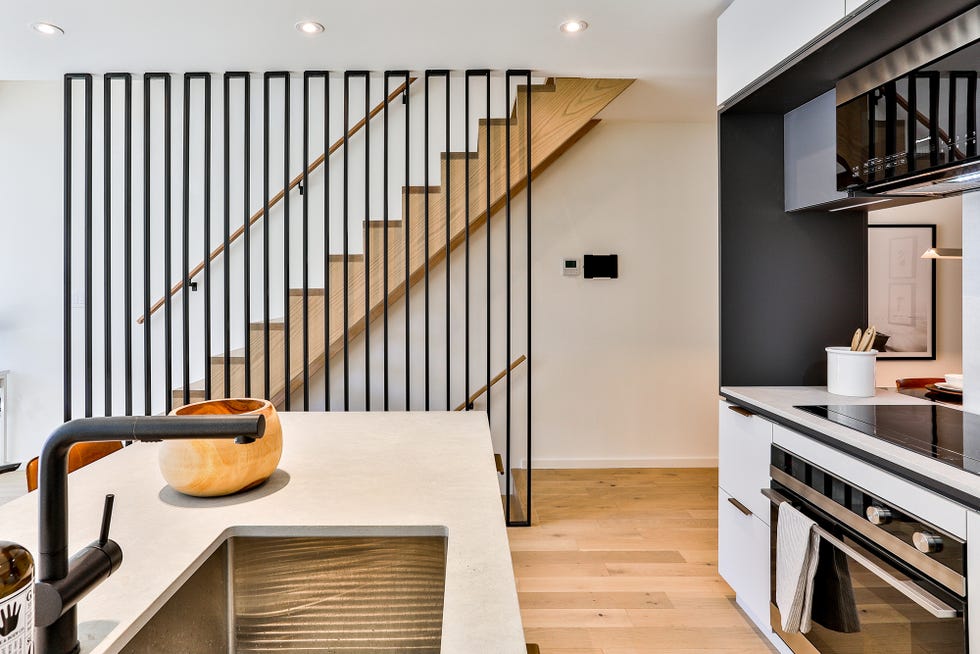 cocina abierta de diseño contemporáneo en blanco y negro