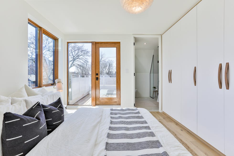 dormitorio con baño en suite y terraza