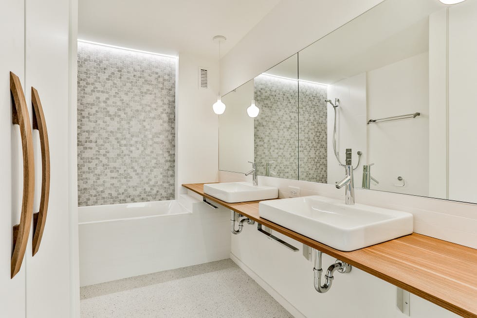 baño decorado en blanco de diseño contemporáneo con bañera y balda de madera flotante