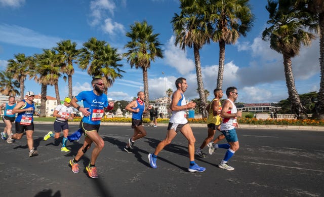 varios participantes corren la media maratón de lisboa en 2018