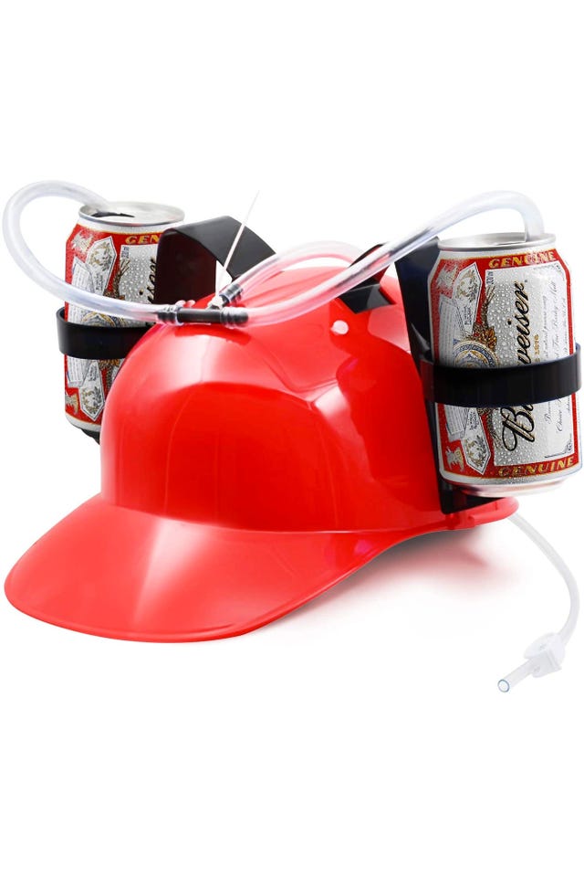 casco con latas de cerveza