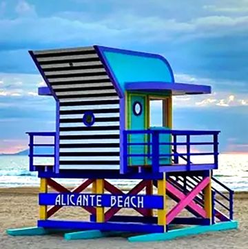 la caseta de socorrista de diseño de la playa de san juan de alicante