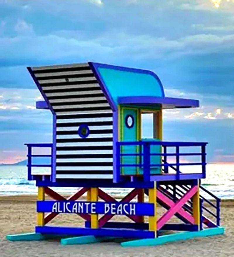 la caseta de socorrista de diseño de la playa de san juan de alicante