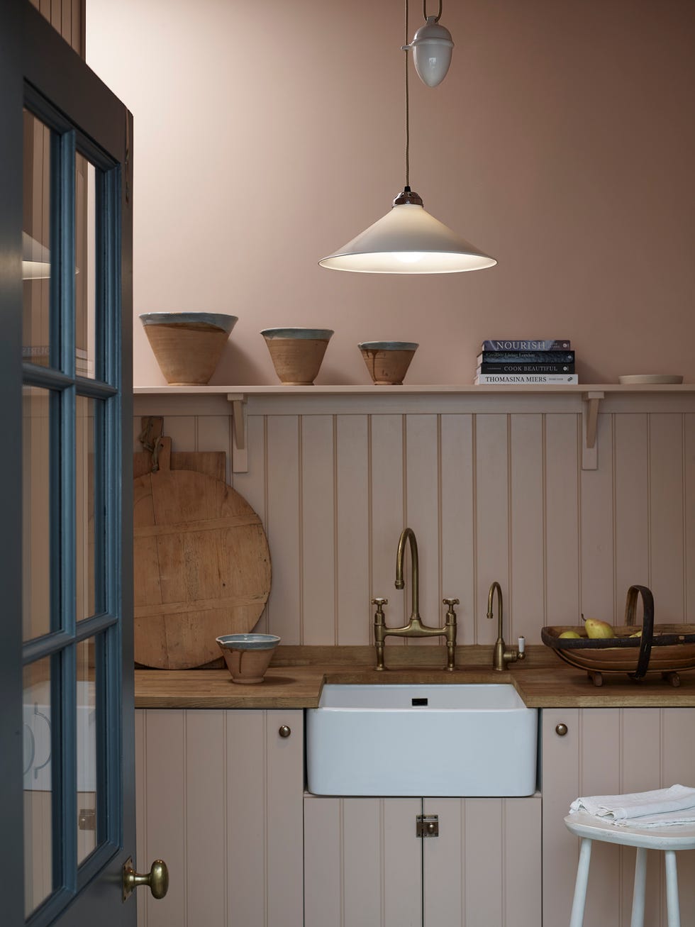 Kitchen with sink and shelves with bowls