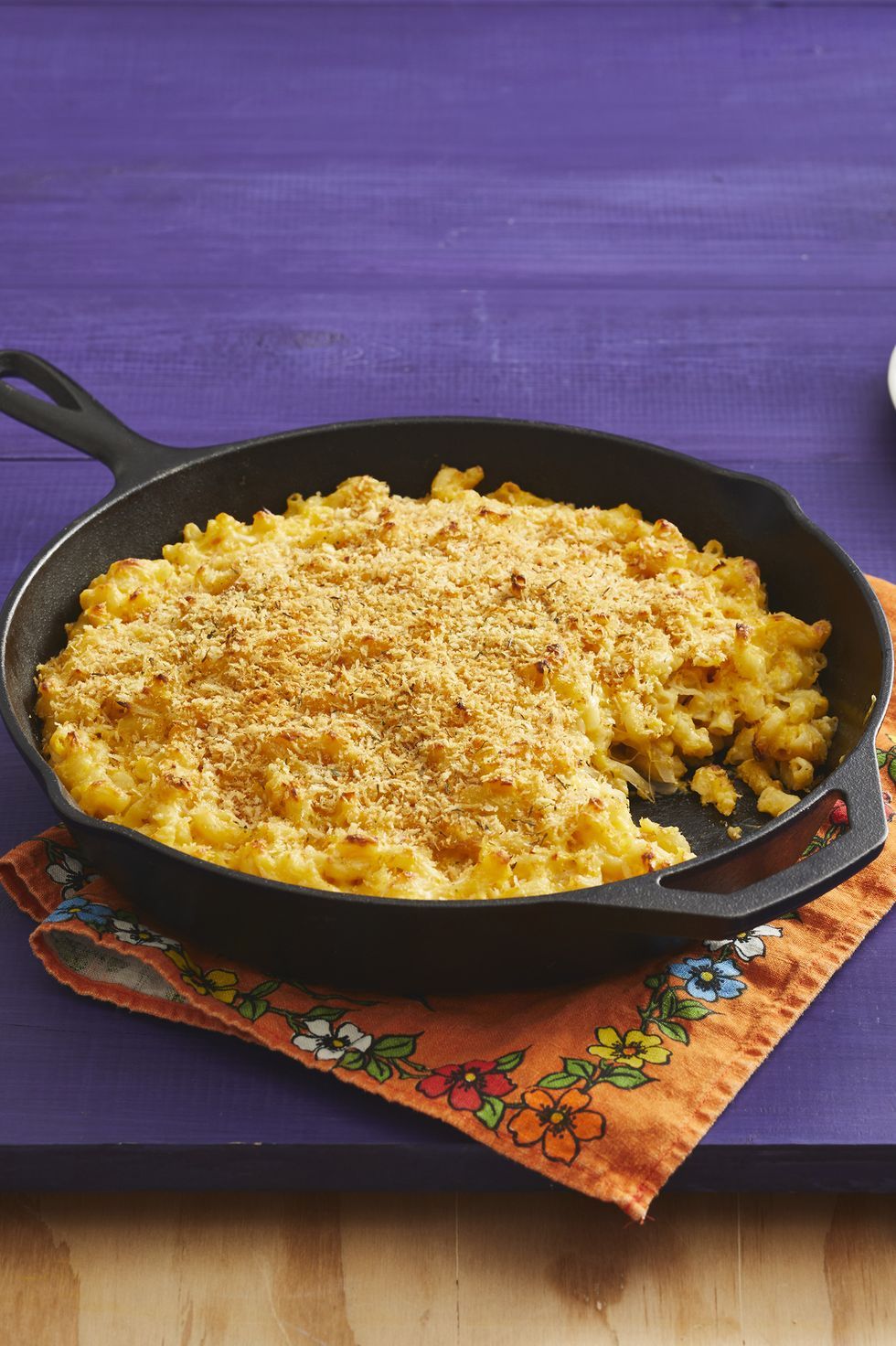 https://hips.hearstapps.com/hmg-prod/images/cast-iron-skillet-recipes-butternut-squash-mac-and-cheese-1629744846.jpeg
