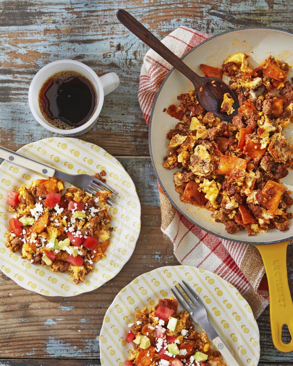 https://hips.hearstapps.com/hmg-prod/images/cast-iron-skillet-recipes-migas-with-chorizo-6453fece72780.jpg?crop=1xw:0.83359375xh;center,top&resize=980:*