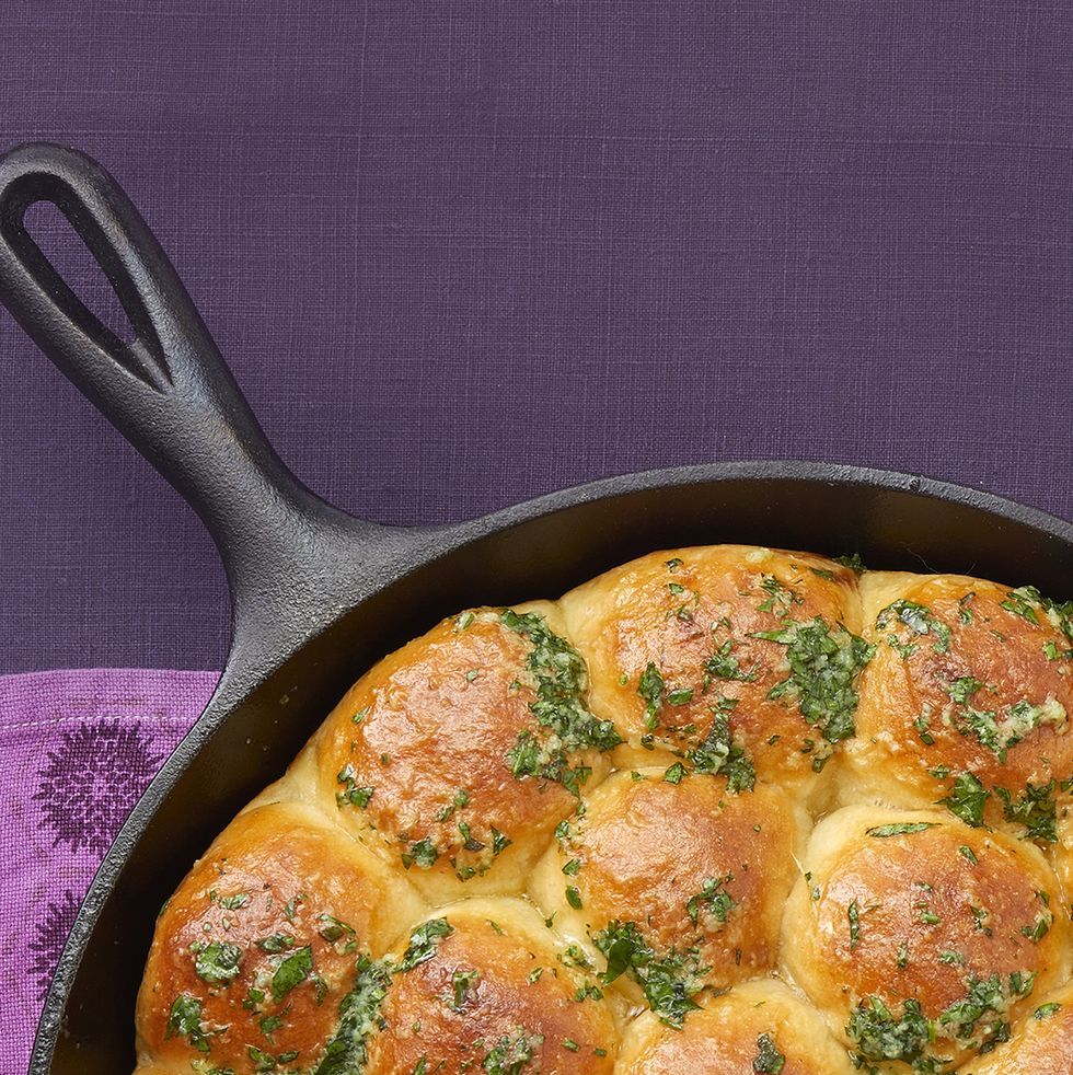 https://hips.hearstapps.com/hmg-prod/images/cast-iron-skillet-recipes-skillet-dinner-rolls-with-garlic-herb-butter-1629744660.jpeg?crop=1.00xw:0.670xh;0,0.229xh&resize=980:*