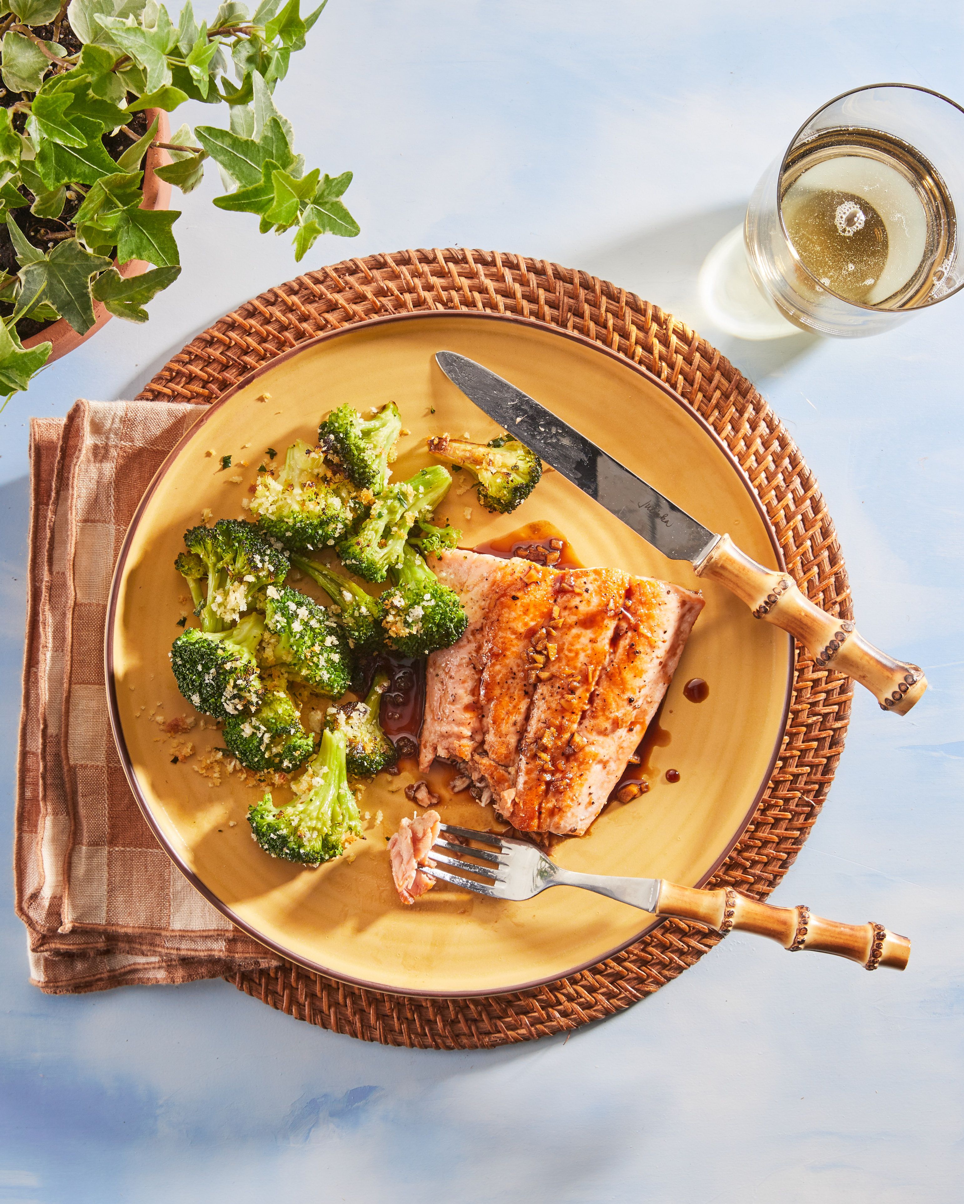 https://hips.hearstapps.com/hmg-prod/images/cast-iron-skillet-recipes-teriyaki-salmon-with-crispy-roasted-broccoli-1652737654.jpg