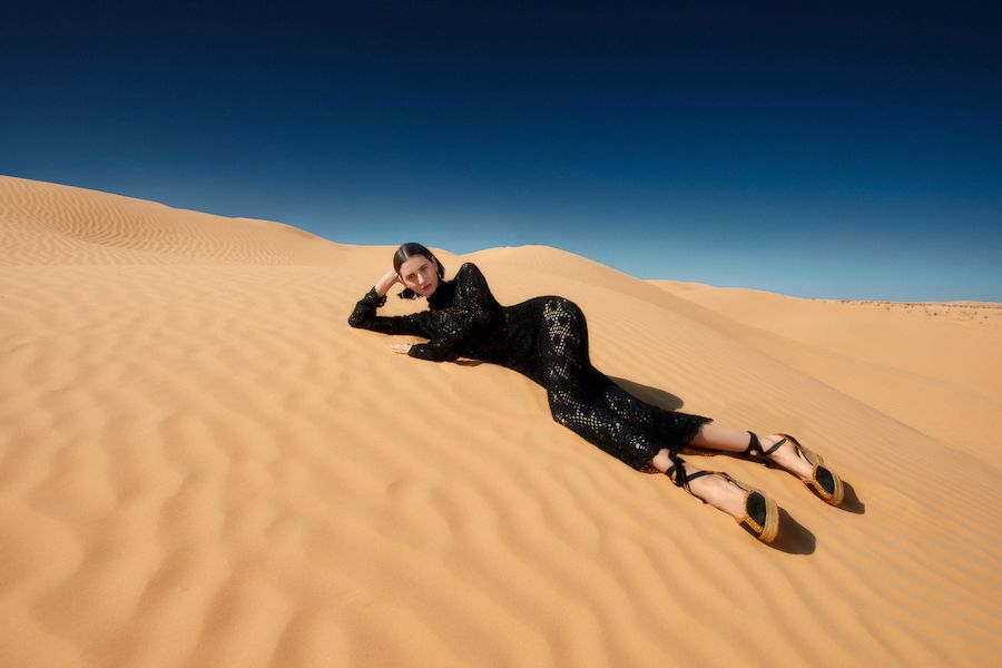 mujer en la arena