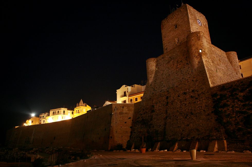Night, Fortification, Light, Wall, Sky, Castle, Architecture, Historic site, History, Building, 