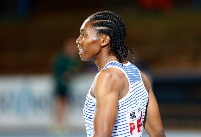 la atleta sudafricana caster semenya, doble campeona olímpica de 800 metros, respira tras competir en marzo en los 200 metros