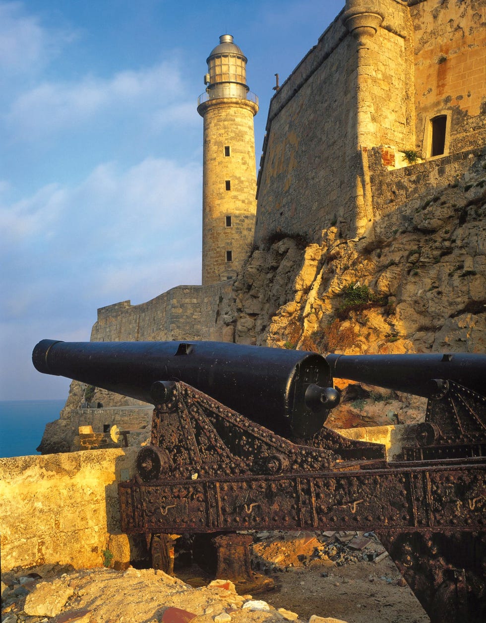 Eind zestiende eeuw werd begonnen met de bouw van het Castillo de los Tres Reyes del Morro onderdeel van de vestingwerken waarmee Havana tegen aanvallen van piraten werd verdedigd In de Cubaanse havenstad meerde de Spaanse zilvervloot aan voordat ze aan de oversteek naar Spanje begon Vanuit de versterkte haven werden ook de scheepvaartroutes tussen Cuba en Florida beschermd