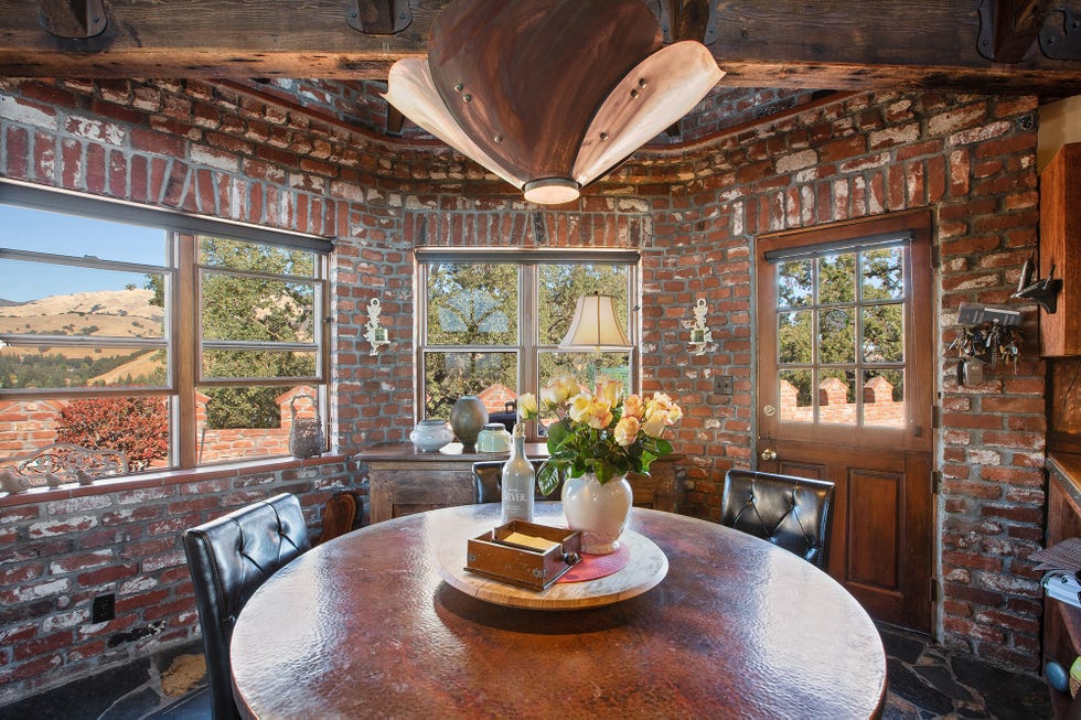 Pequeño comedor del Castillo del Álamo en California