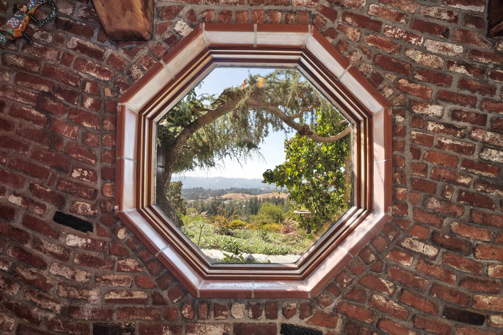 Detalle de una ventana del Castillo del Álamo en California