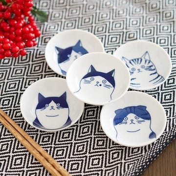 blue and white cat themed plates