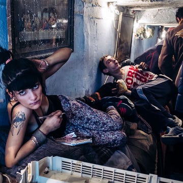 Catalina, het mysterieuze meisje dat in ondergronds Boekarest leefde Verveling is normaal in de tunnels aangezien er weinig te doen is naast het gebruiken van drugs Maar Catalina schreef ook graag