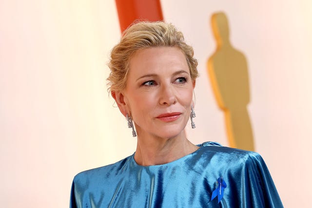 Agli Oscar sfila il fiocco blu: perché Cate Blanchett e altre star hanno  indossato la spilla