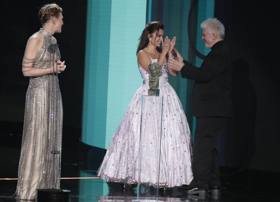 la actriz con penélope cruz y pedro almodóvar en los goya 2022