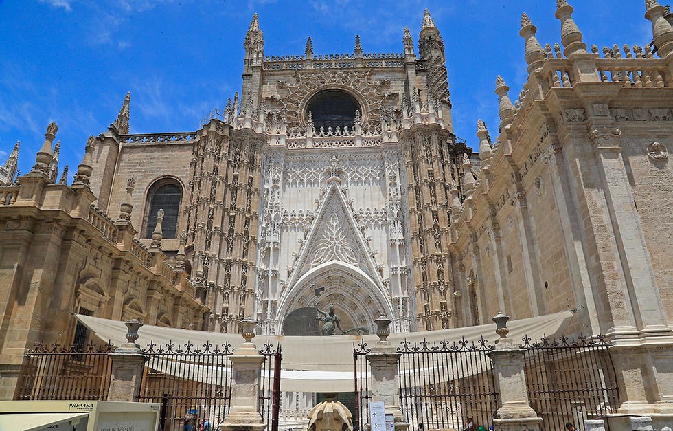 Medieval architecture, Architecture, Classical architecture, Landmark, Building, Place of worship, Gothic architecture, Facade, Holy places, Cathedral, 