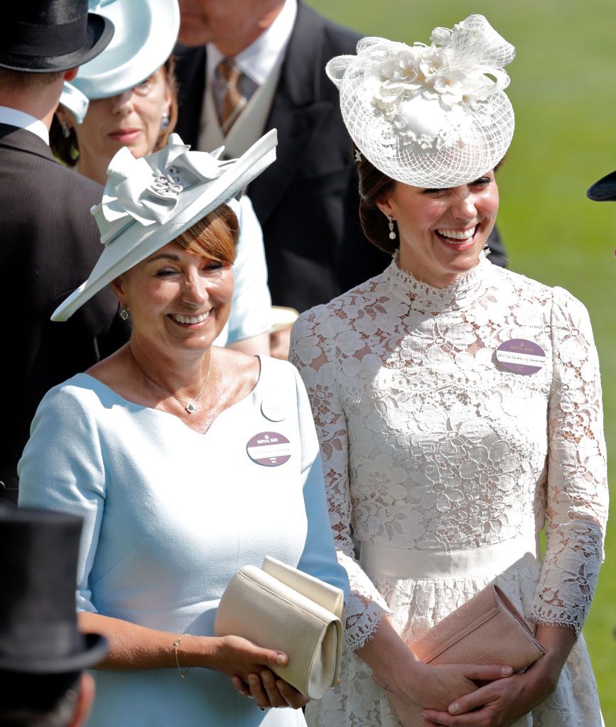 kate mifddleton con la madre carole a royal ascot nel 2017﻿