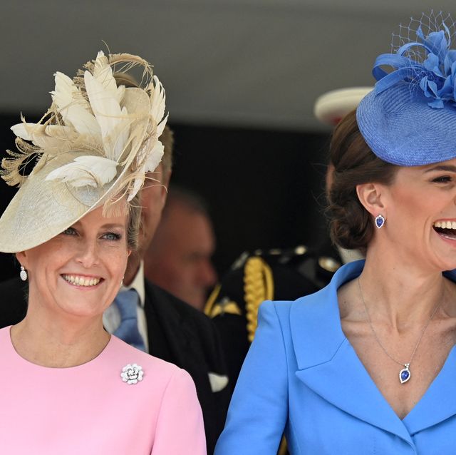 https://hips.hearstapps.com/hmg-prod/images/catherine-duchess-of-cambridge-and-sophie-countess-of-news-photo-1655128402.jpg?crop=0.669xw:1.00xh;0.222xw,0&resize=640:*