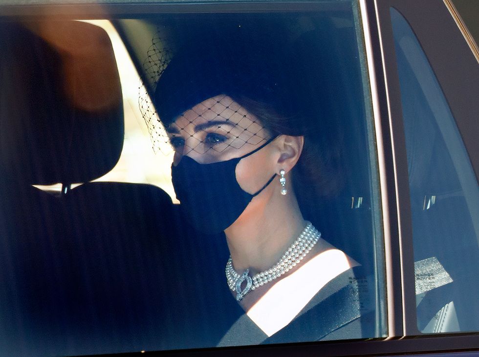 凱特王妃戴珍珠項鍊藏有關菲利普親王的小故事？不僅致敬女王與黛妃，還有對菲利普親王的思念！