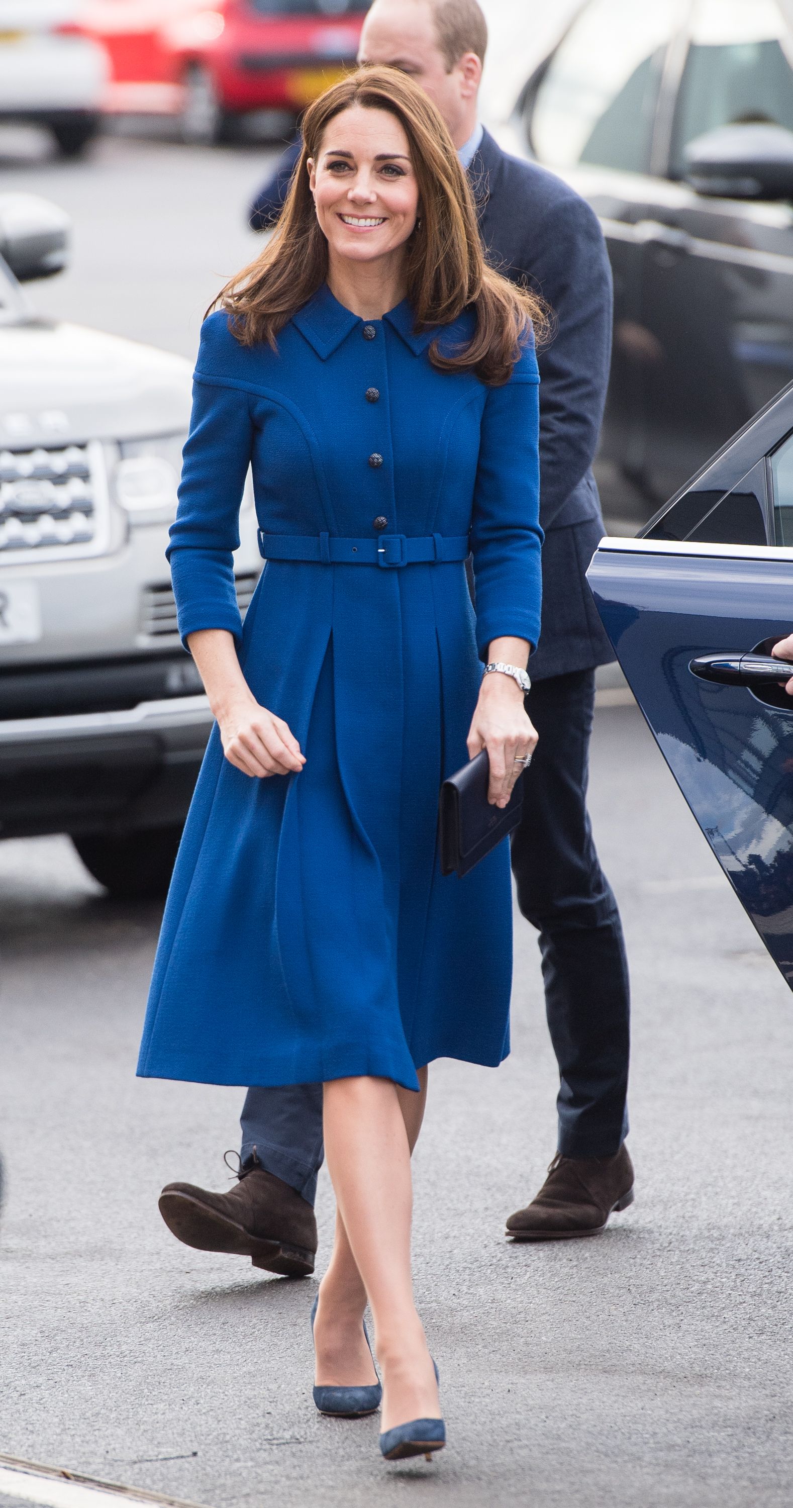 Kate Middleton brilla con un abrigo tipo vestido azul eléctrico y zapatos  de tacón